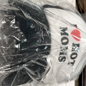 I “heart” hot moms hat